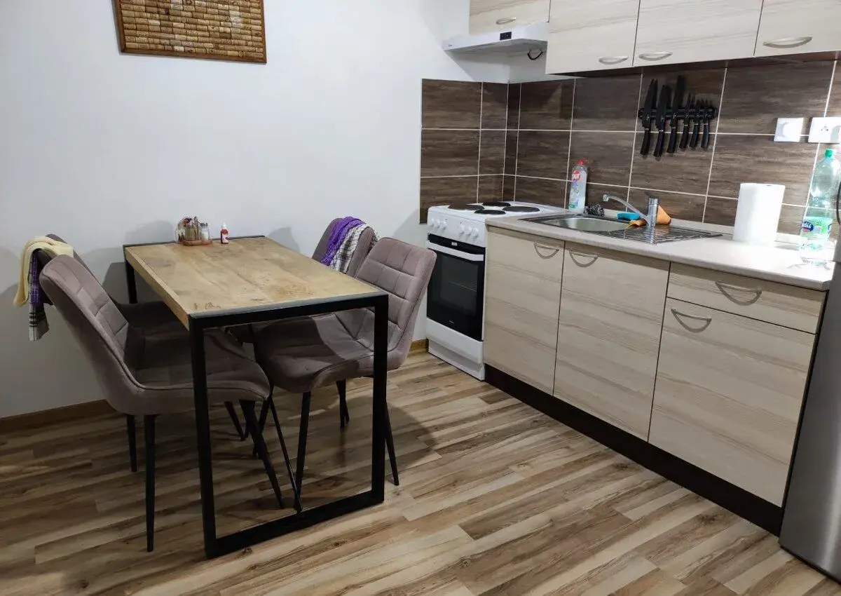 Jedálenský stôl + stoličky