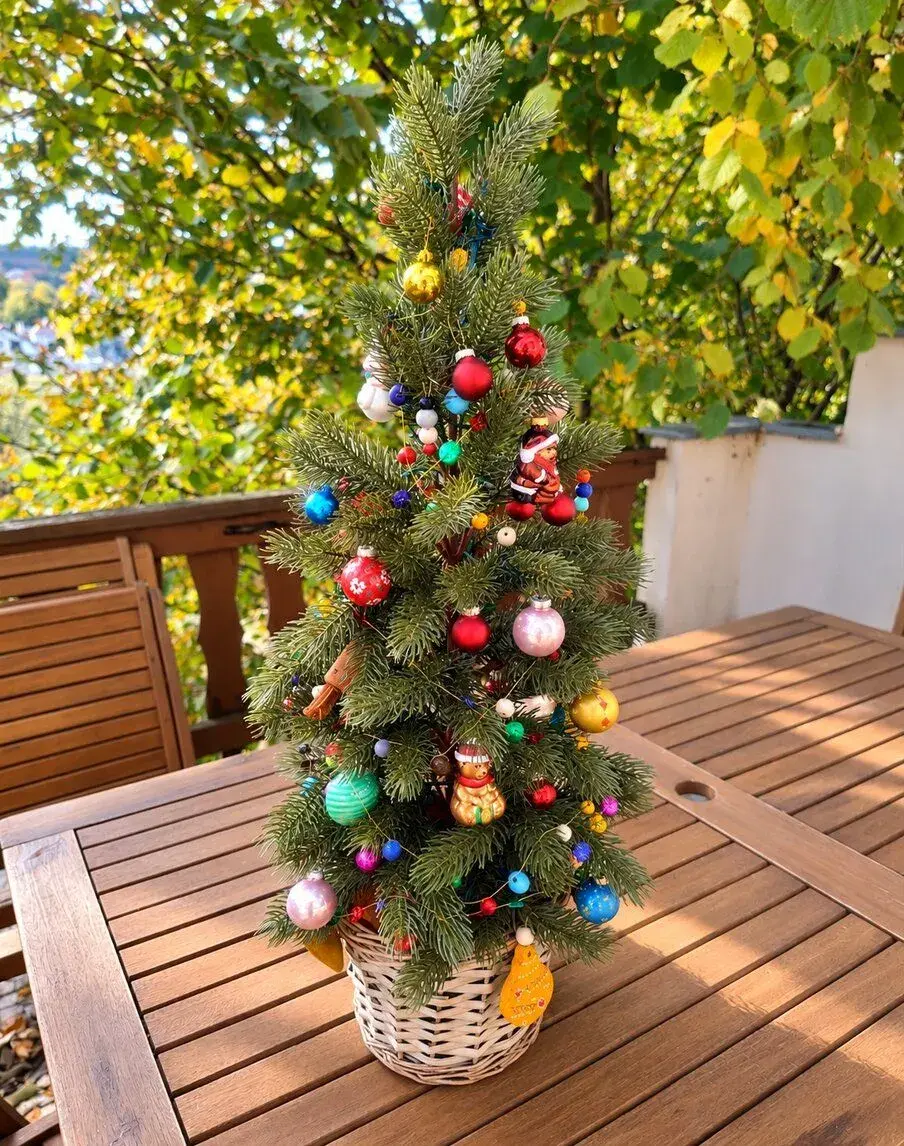 Krásny vianočný stromček s ozdobami – 75 cm, 3D ihličie