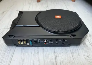 JBL BassPro SL2 aktívny subwoofer pod sedadlo 8” / 125 W RMS
