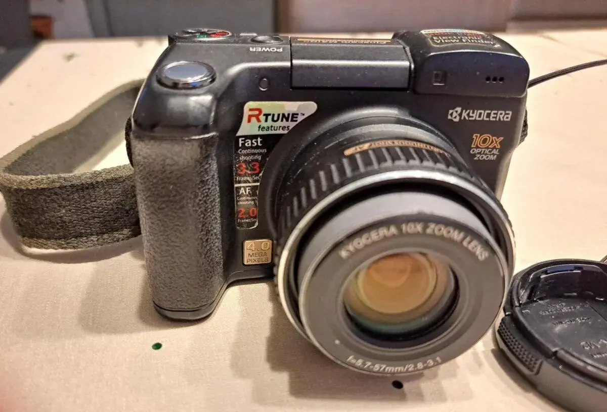 Starší digitálny fotoaparát Kyocera Finecam M410R