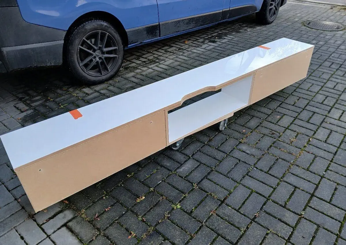 Skrinka pod televizor