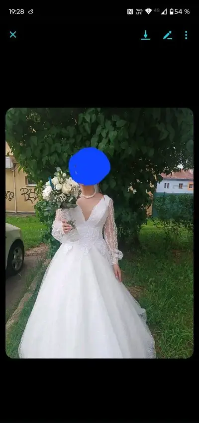 Krásne vyšívané svadobné šaty
