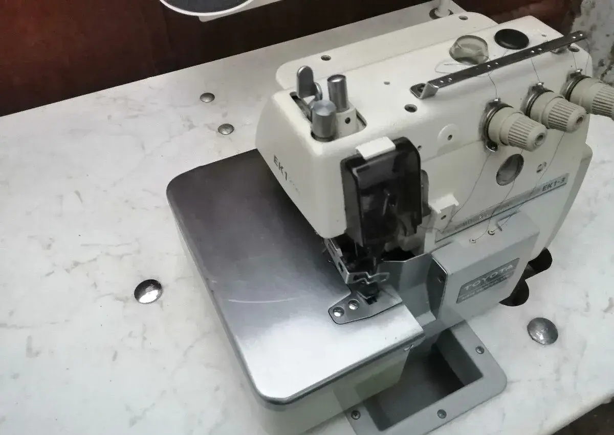 Overlock trojniťový Toyota