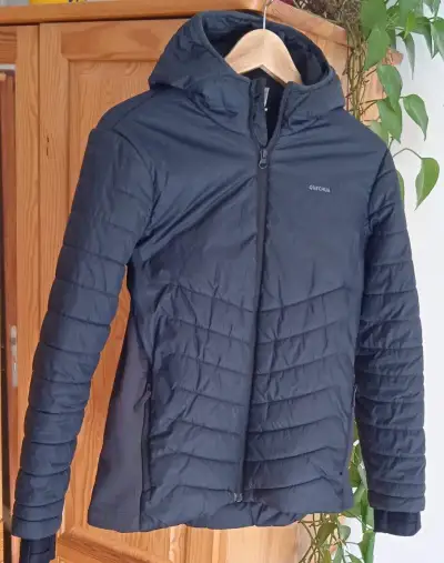 Zateplenú juniorskú bundu s kapucňou, skvelý stav