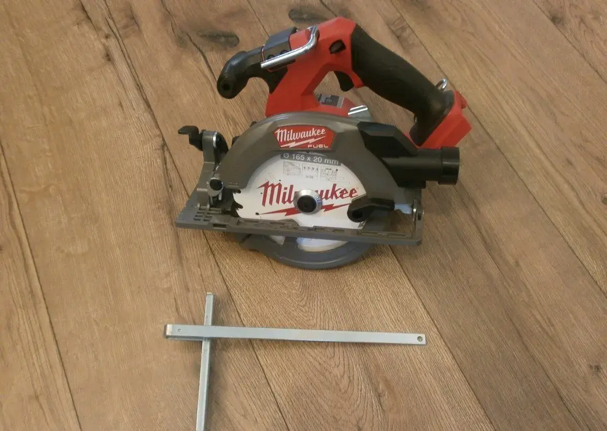 Okruznu pilu Milwaukee M18FCS552