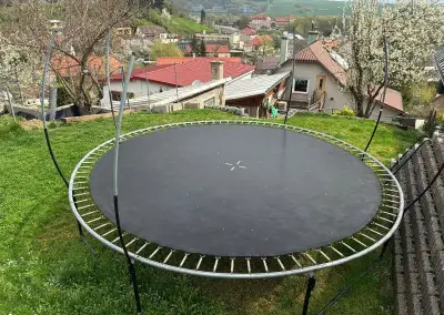 Velku trampolinu v nalezovom stave