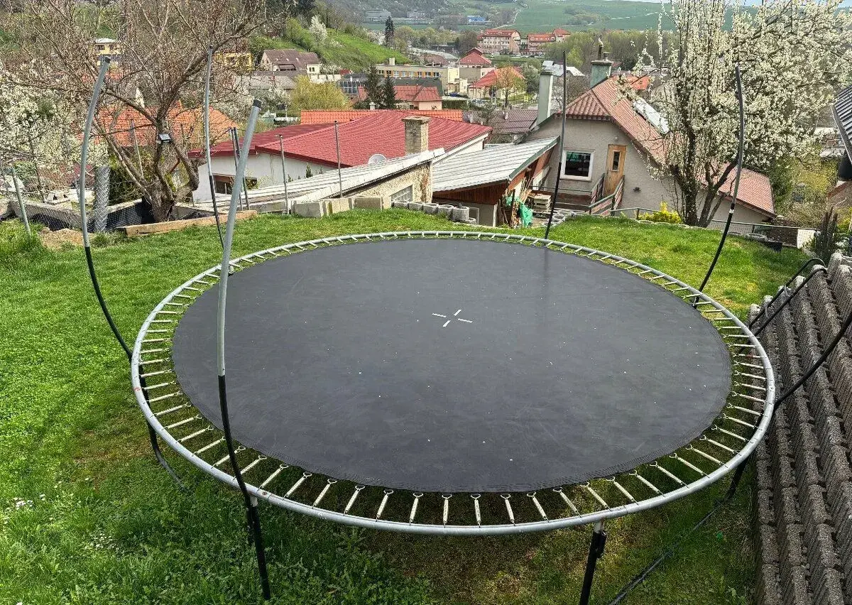Velku trampolinu v nalezovom stave