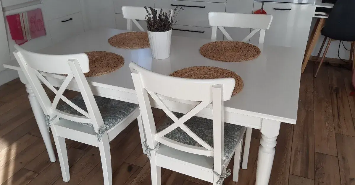 Ikea masívmny rozkladací stôl + stoličky