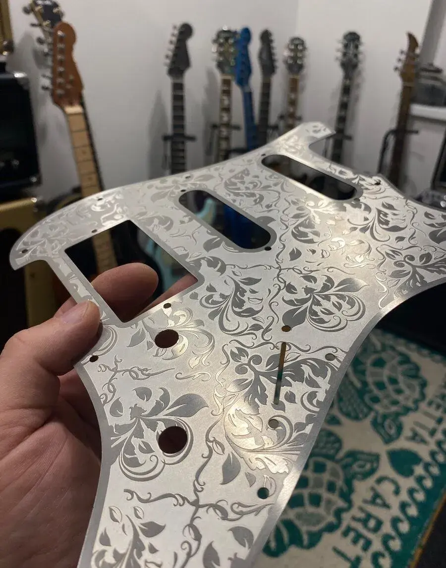 stratocaster scratchplate / pickguard