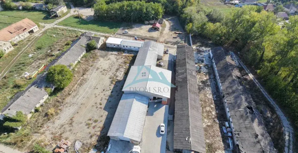 Výrobno-skladový areál v Martovciach s pozemkom 8 647 m²