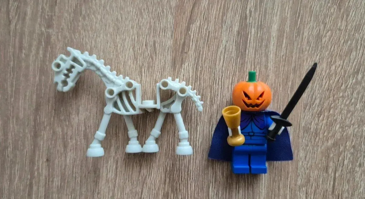 Lego Elwood Crane a Skeleton Horse