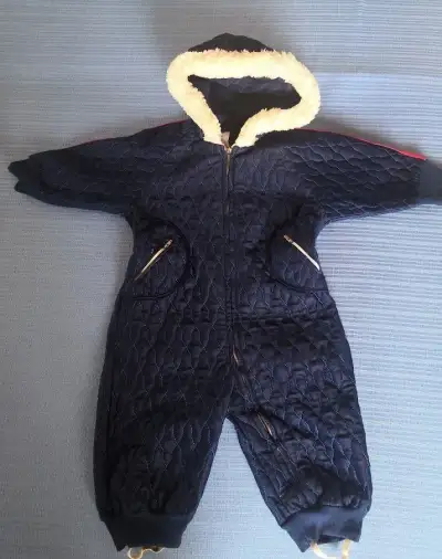 Modrý overal s kapucňou