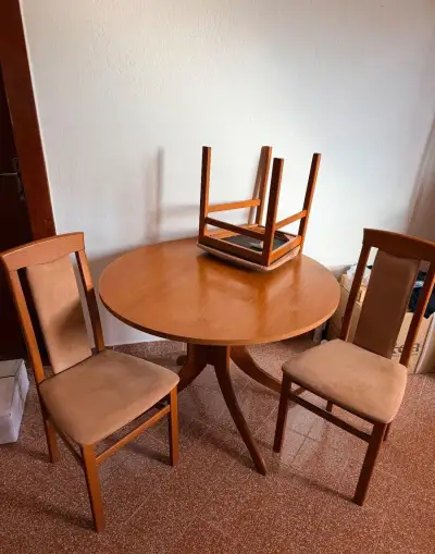 Jedálenský stôl so stoličkami