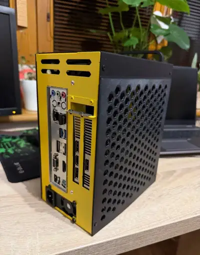 Mini ITX skrinka 2,4litra