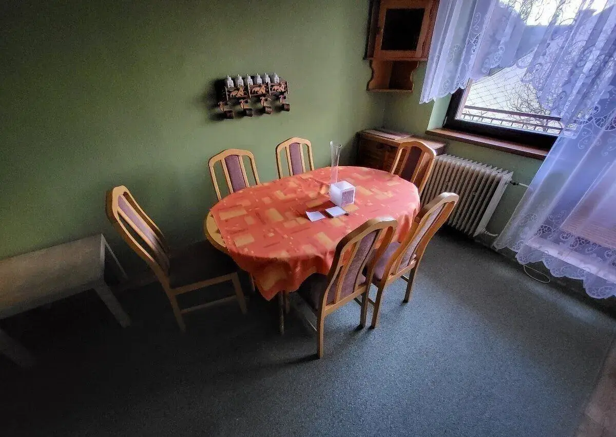Jedálenský stôl a 6x stolička
