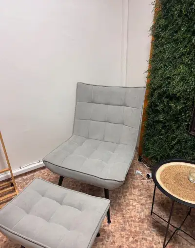 Kreslo s taburetkou