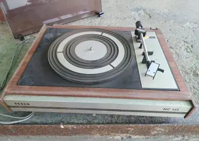 Gramofon Tesla NC142