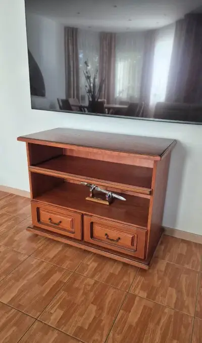 Rustikálna skrinka pod TV