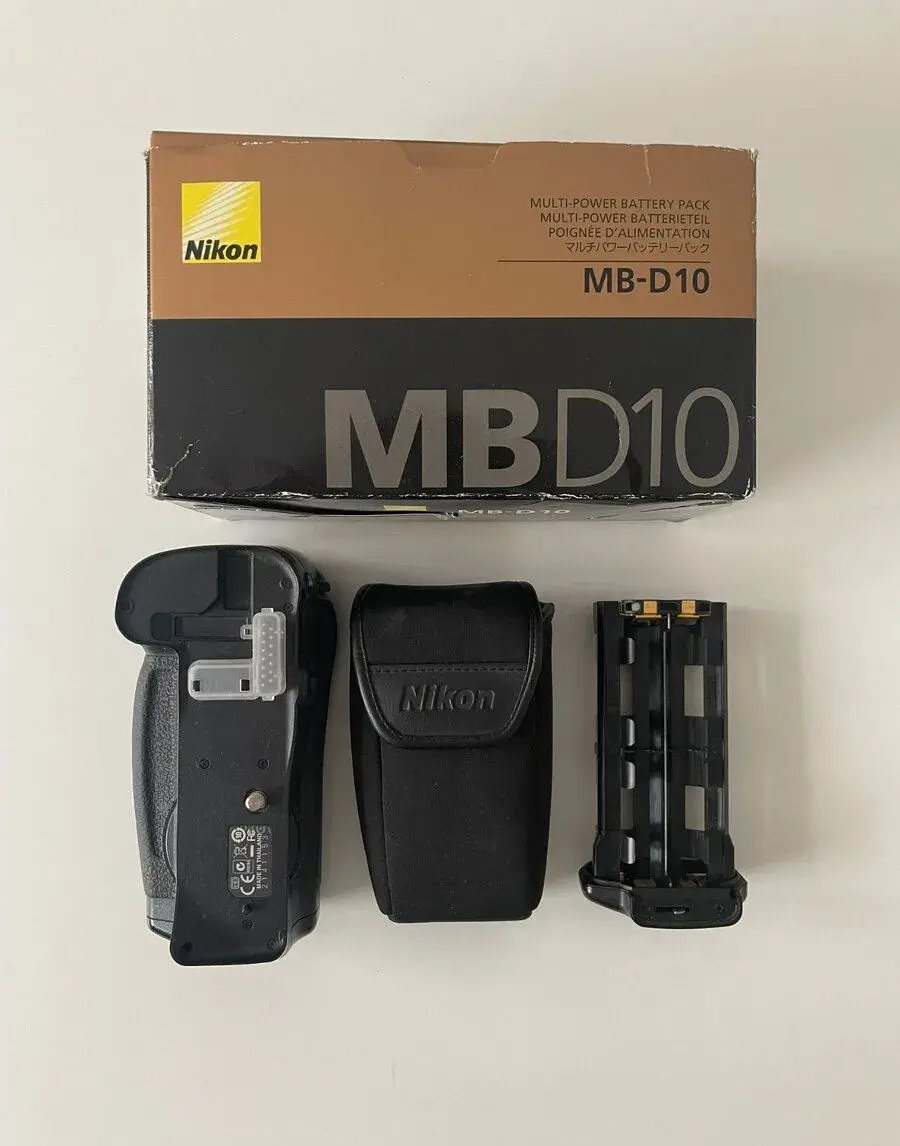 Nikon MB-D10 battery grip