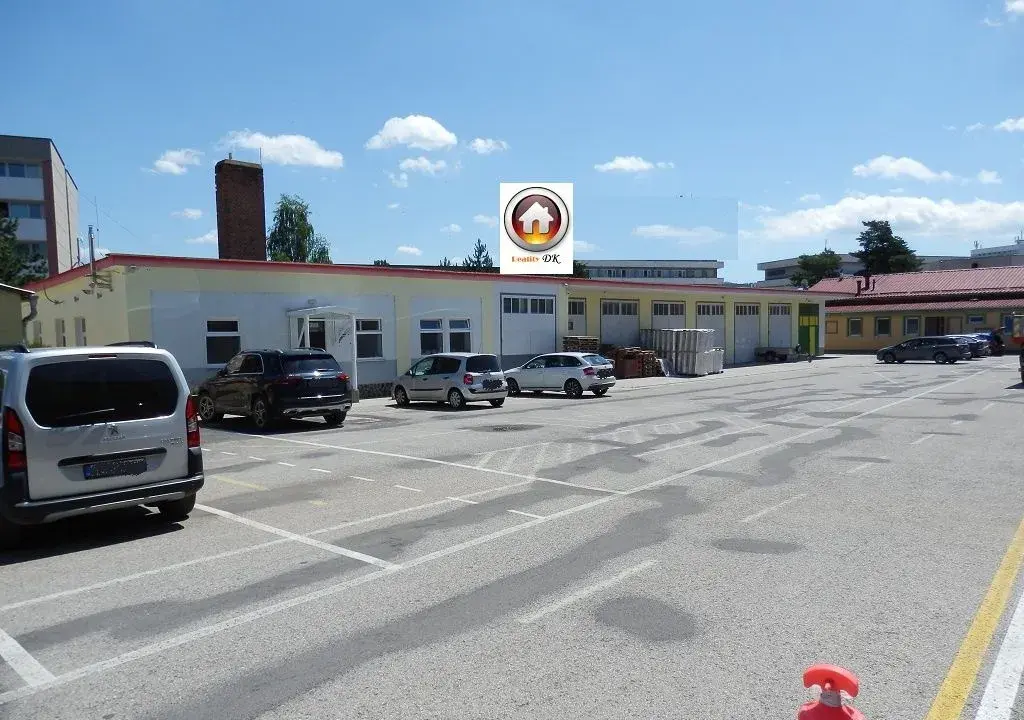 Na predaj komerčná budova s pozemkom v Trenčíne - Zámostie