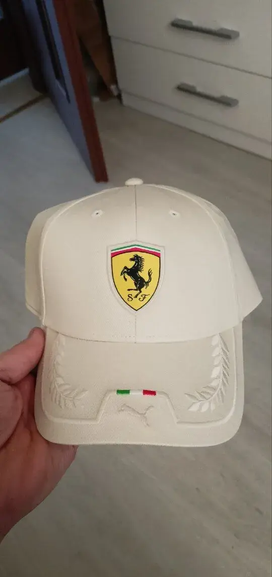 Šiltovky Scuderia Ferrari