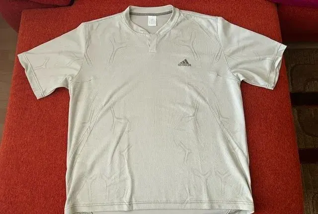 Pánske športové tričko Adidas (s jemným vzorom)