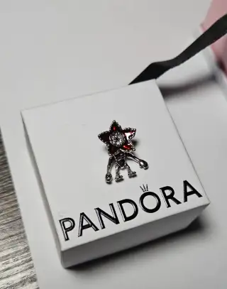 Pandora demogorgon prívesok