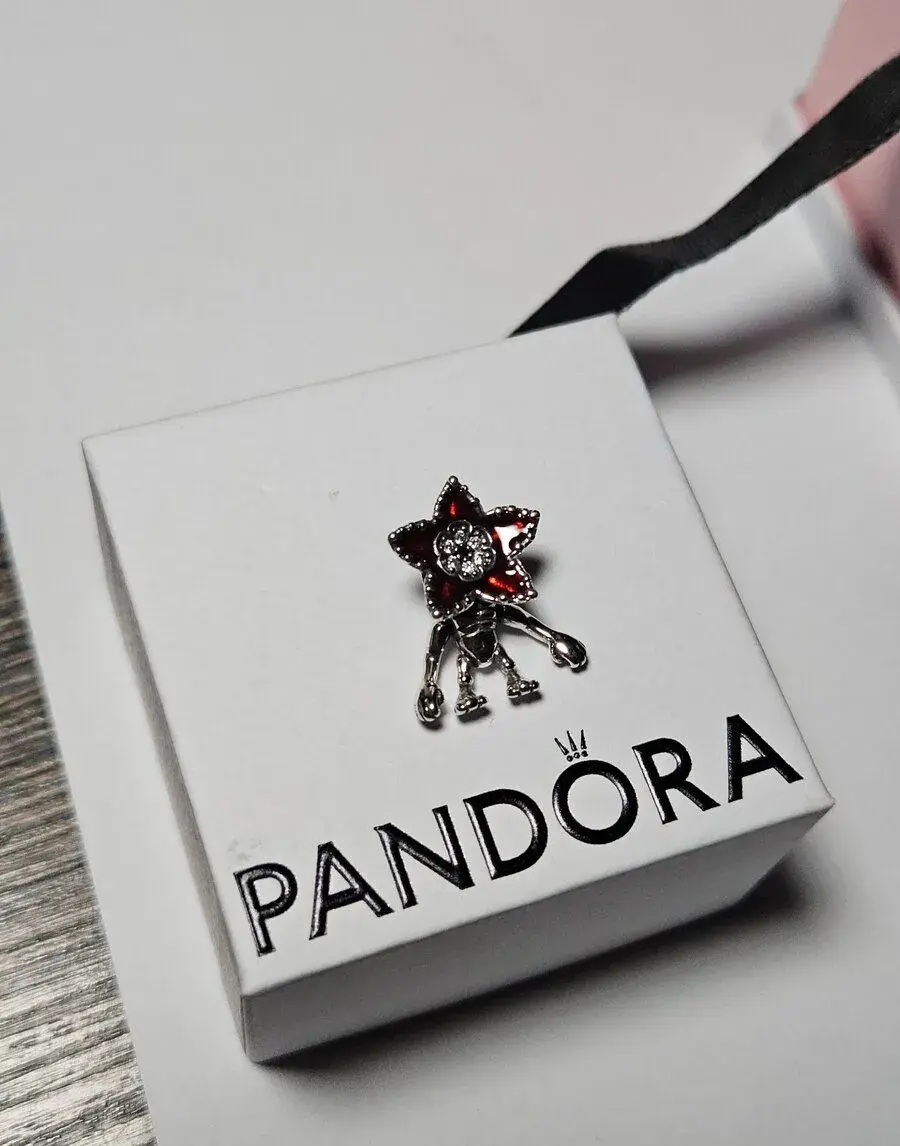 Pandora demogorgon prívesok
