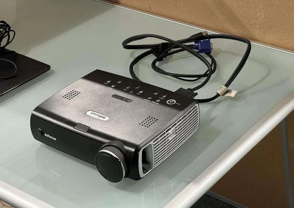 Projektor InFocus DLP s VGA káblom