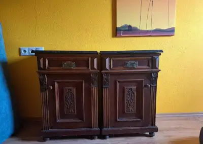 Pár nočných stolíkov altdeutsch
