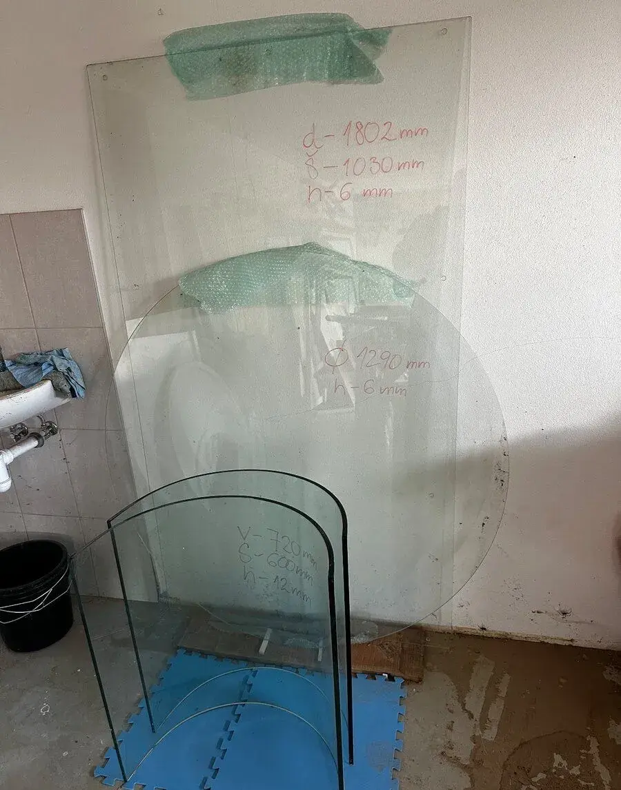 Sklenené dosky a podnože
