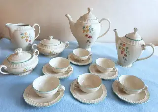 Statožitný porcelánový servis