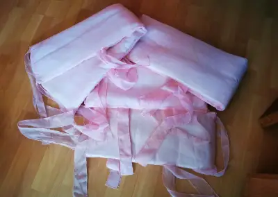 Mantinel do detskej postieľky ružový