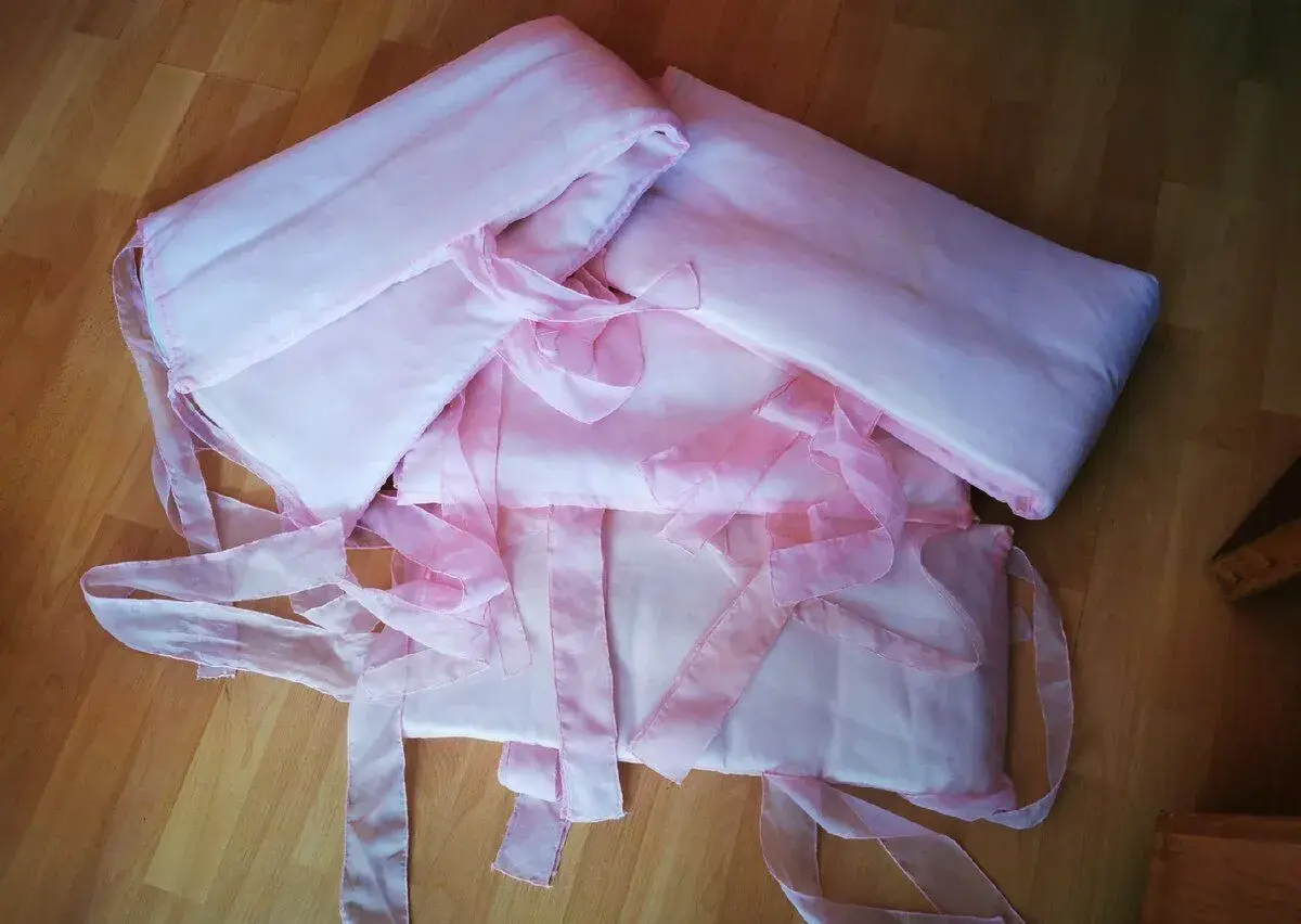 Mantinel do detskej postieľky ružový
