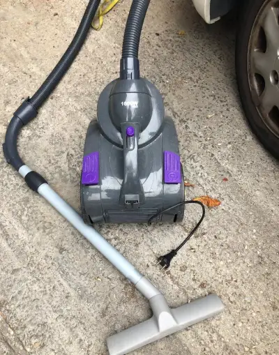 Bezsačkový cyklonový vysavač 1600 W za 25e