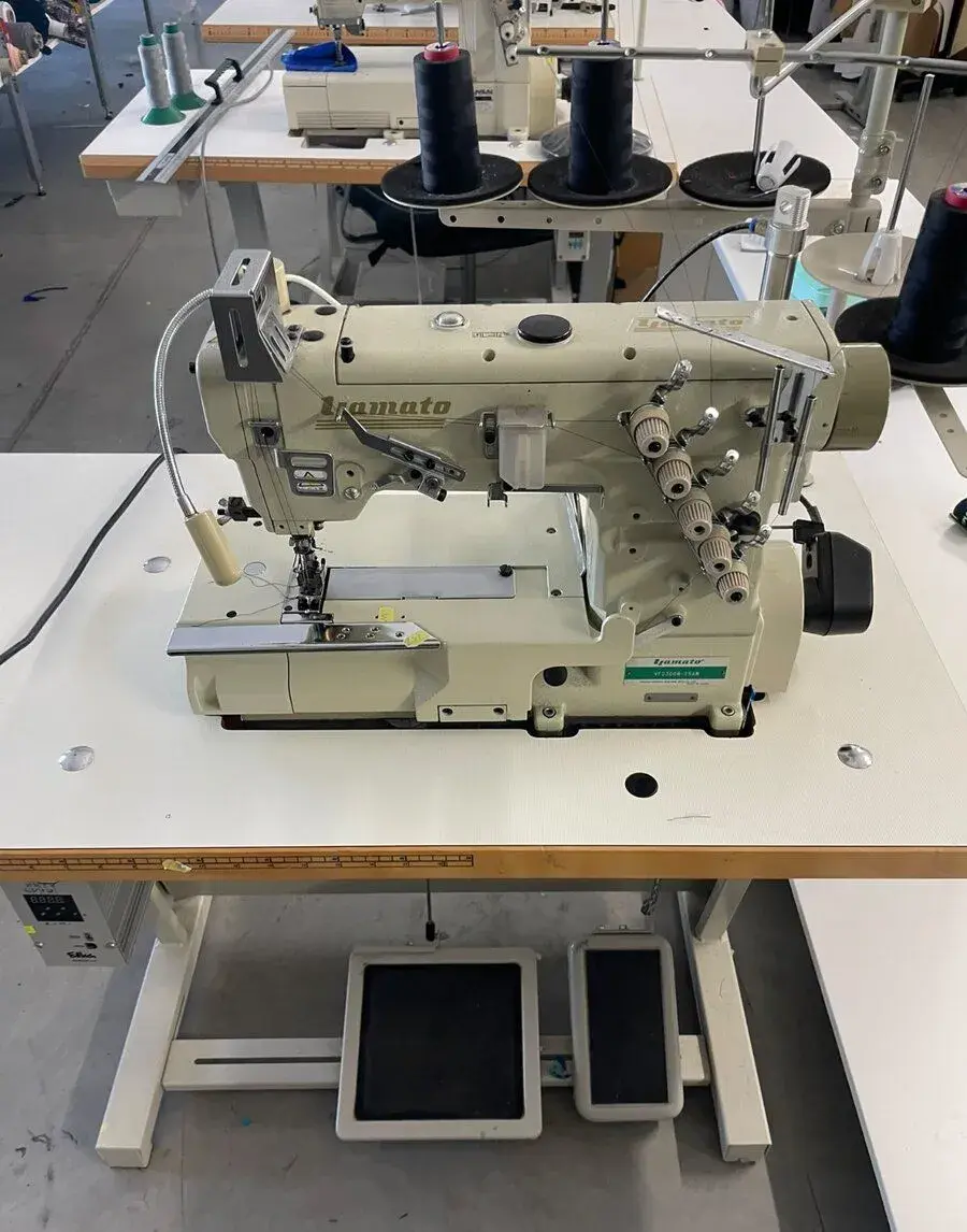 YAMATO VF2300M-156M – priemyselný interlock, plochý šev