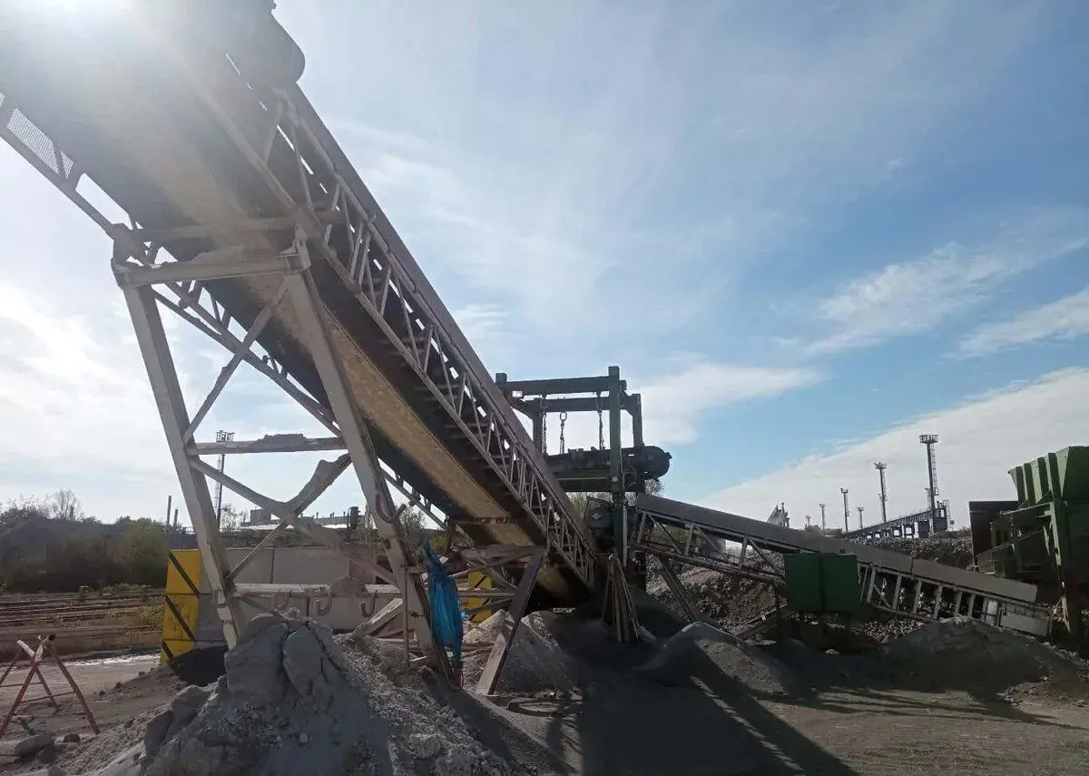 Pásové dopravníky 10+17m + magnetický separátor + podávač