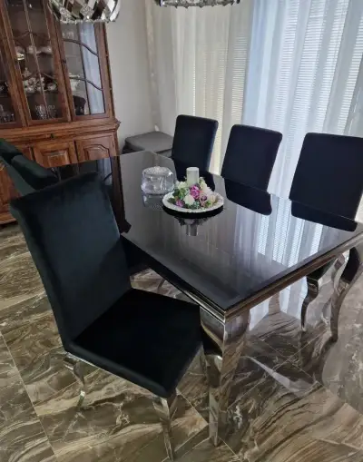 Jedálenský stôl