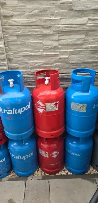 10kg. Propánovú plnú fľašu-zapečatená.