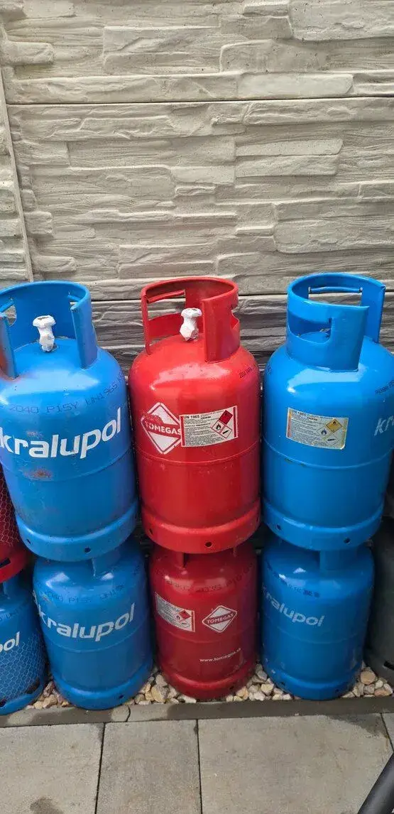 10kg. Propánovú plnú fľašu-zapečatená.