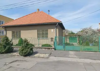 Rodinný dom s krásnym a slnečným pozemkom v meste Lučenec