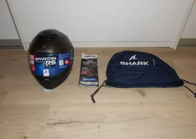 Krasnu novu karbonovu moto prilbu SHARK SPARTAN RS CA