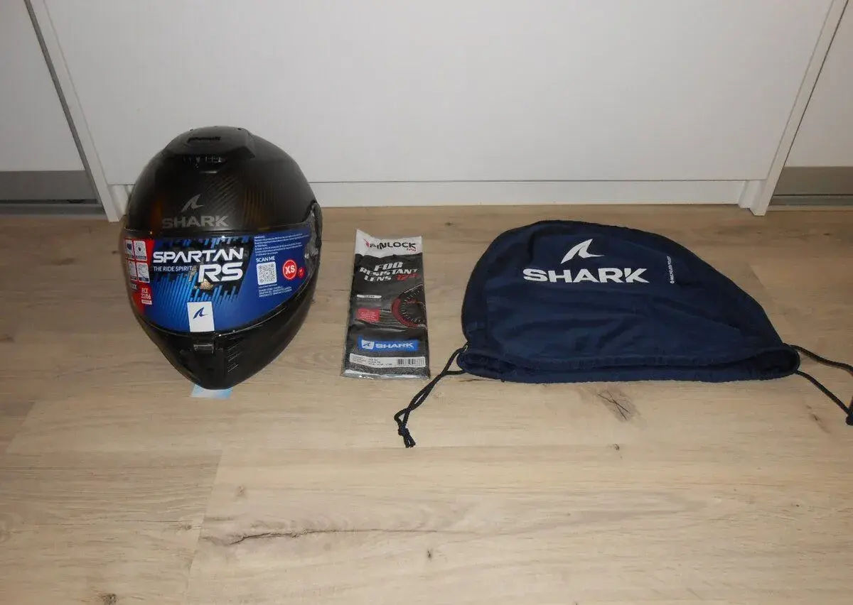 Krasnu novu karbonovu moto prilbu SHARK SPARTAN RS CA