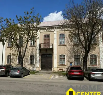HISTORICKÁ BUDOVA z 19. str. s pozemkom v srdci