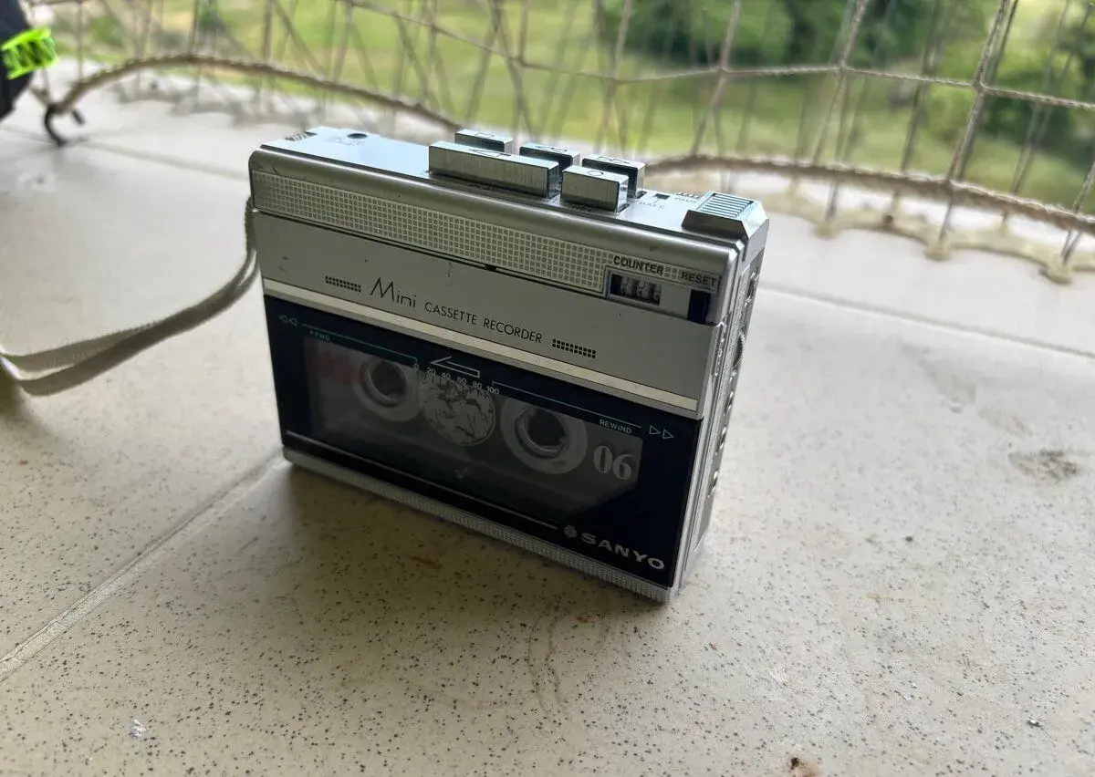 Sanyo M1120 – retro mini kazetový rekordér