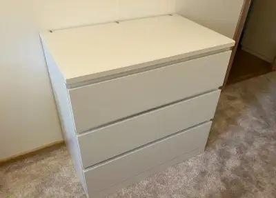 Biela komoda MALM IKEA (3 zás. + ochranné sklo)