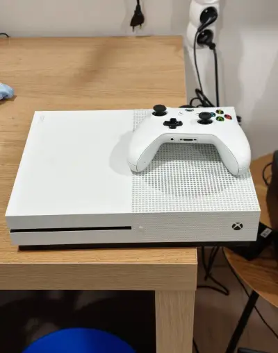 Xbox One S 512 GB + 2 ovládače + 8 hier