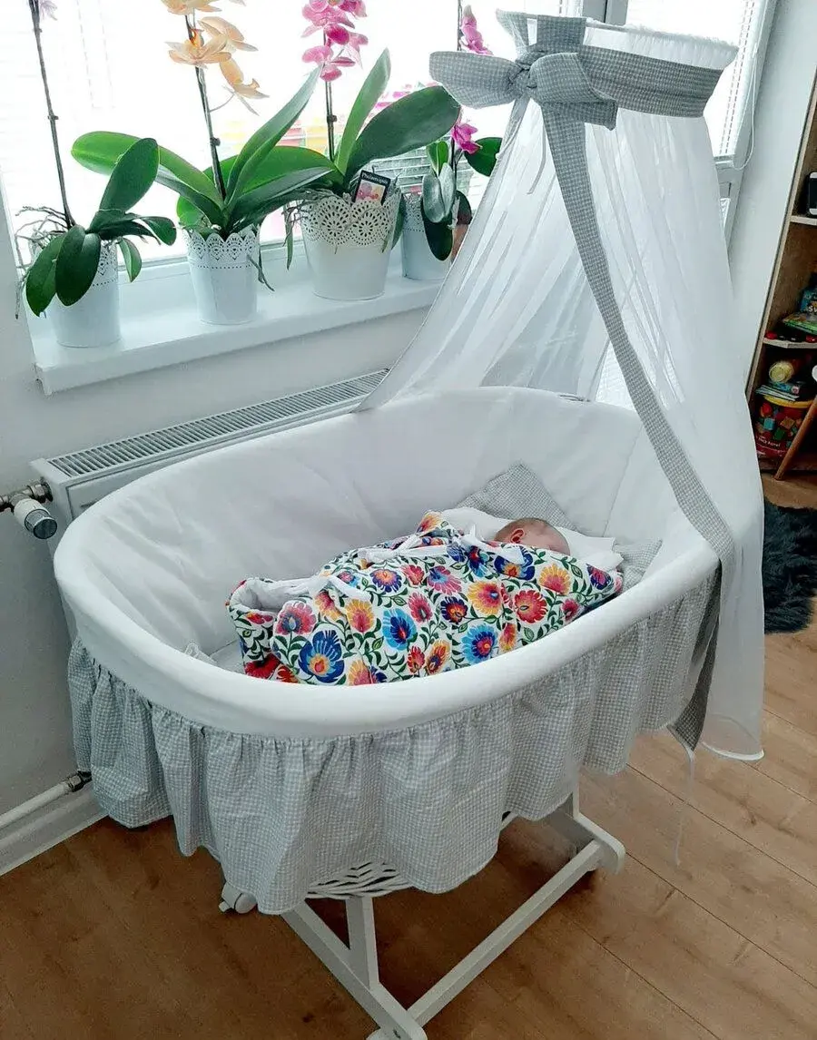 Prutena postielka s baldachynom