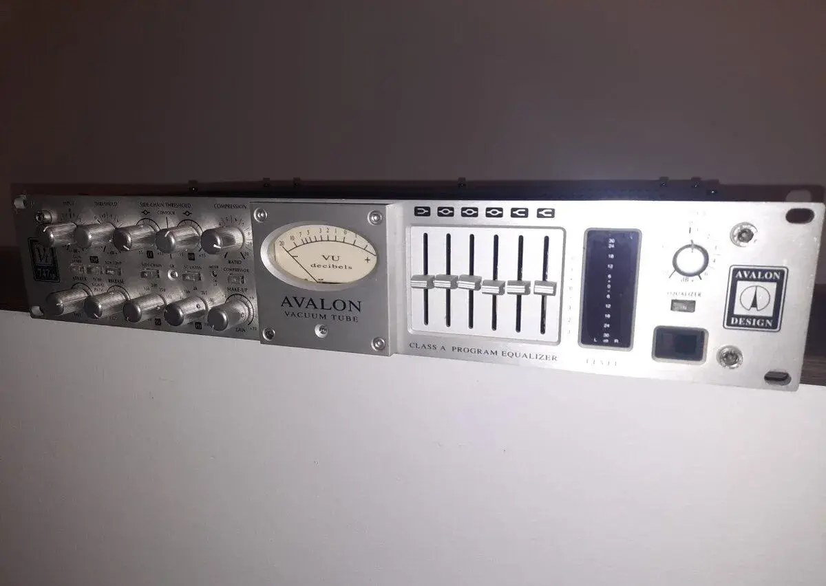 Avalon 747 - Stereo Compressor a EQ