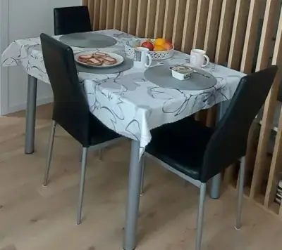 Jedálenský set stôl a 4 stoličky